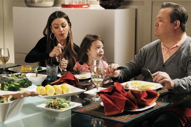 Still of Greg Kinnear, Sofía Vergara, Eric Stonestreet and Aubrey Anderson-Emmons in Moderni seima (2009)