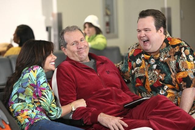 Still of Sofía Vergara, Ed O'Neill and Eric Stonestreet in Moderni seima (2009)