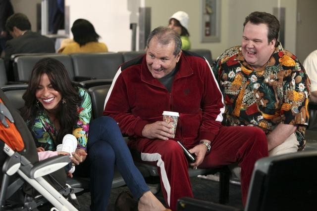 Still of Sofía Vergara, Ed O'Neill and Eric Stonestreet in Moderni seima (2009)