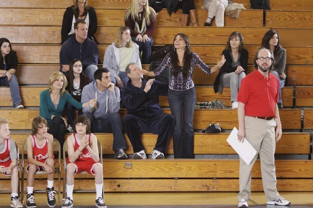 Still of Sofía Vergara, Ty Burrell, Ed O'Neill and Eric Lange in Moderni seima (2009)