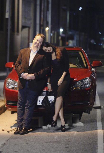 Still of Sofía Vergara and Eric Stonestreet in Moderni seima (2009)