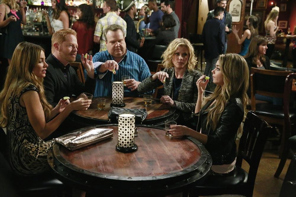 Still of Sofía Vergara, Julie Bowen, Jesse Tyler Ferguson, Sarah Hyland and Eric Stonestreet in Moderni seima (2009)