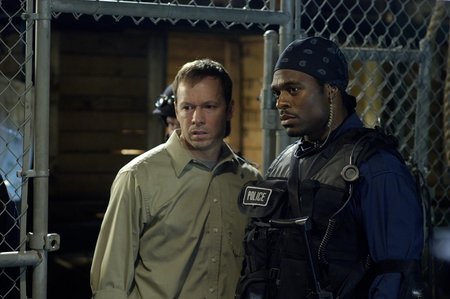 Donnie Wahlberg and Lyriq Bent in Saw II (2005)