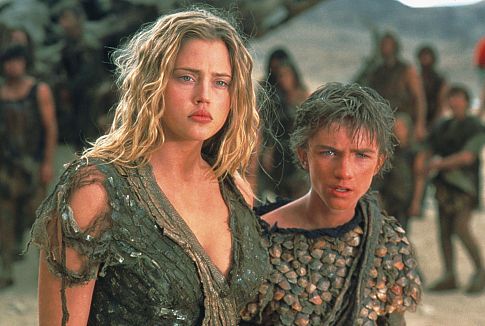 Still of Estella Warren in Bezdzioniu planeta (2001)