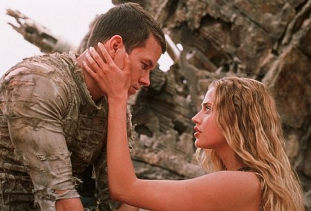 Still of Mark Wahlberg and Estella Warren in Bezdzioniu planeta (2001)