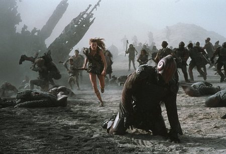 Still of Estella Warren in Bezdzioniu planeta (2001)