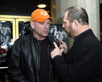 Bruce Willis and Harvey Weinstein at event of Nuodemiu miestas (2005)