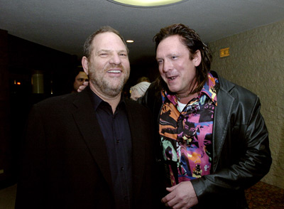 Michael Madsen and Harvey Weinstein at event of Nuodemiu miestas (2005)