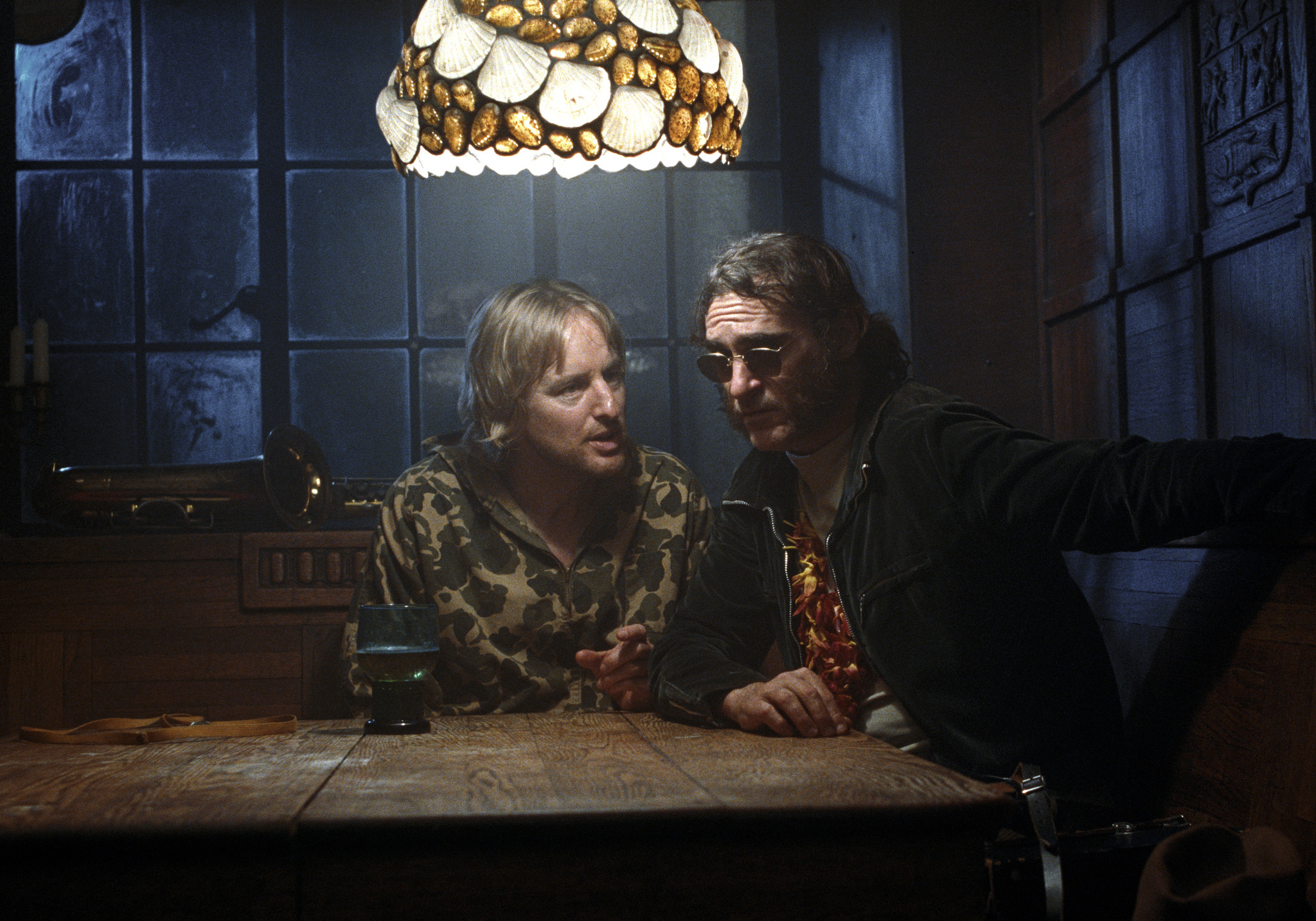 Still of Joaquin Phoenix and Owen Wilson in Zmogiska silpnybe (2014)