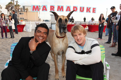 Owen Wilson and George Lopez at event of Marmaduke (2010)