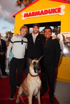 Owen Wilson, Tom Dey and George Lopez at event of Marmaduke (2010)
