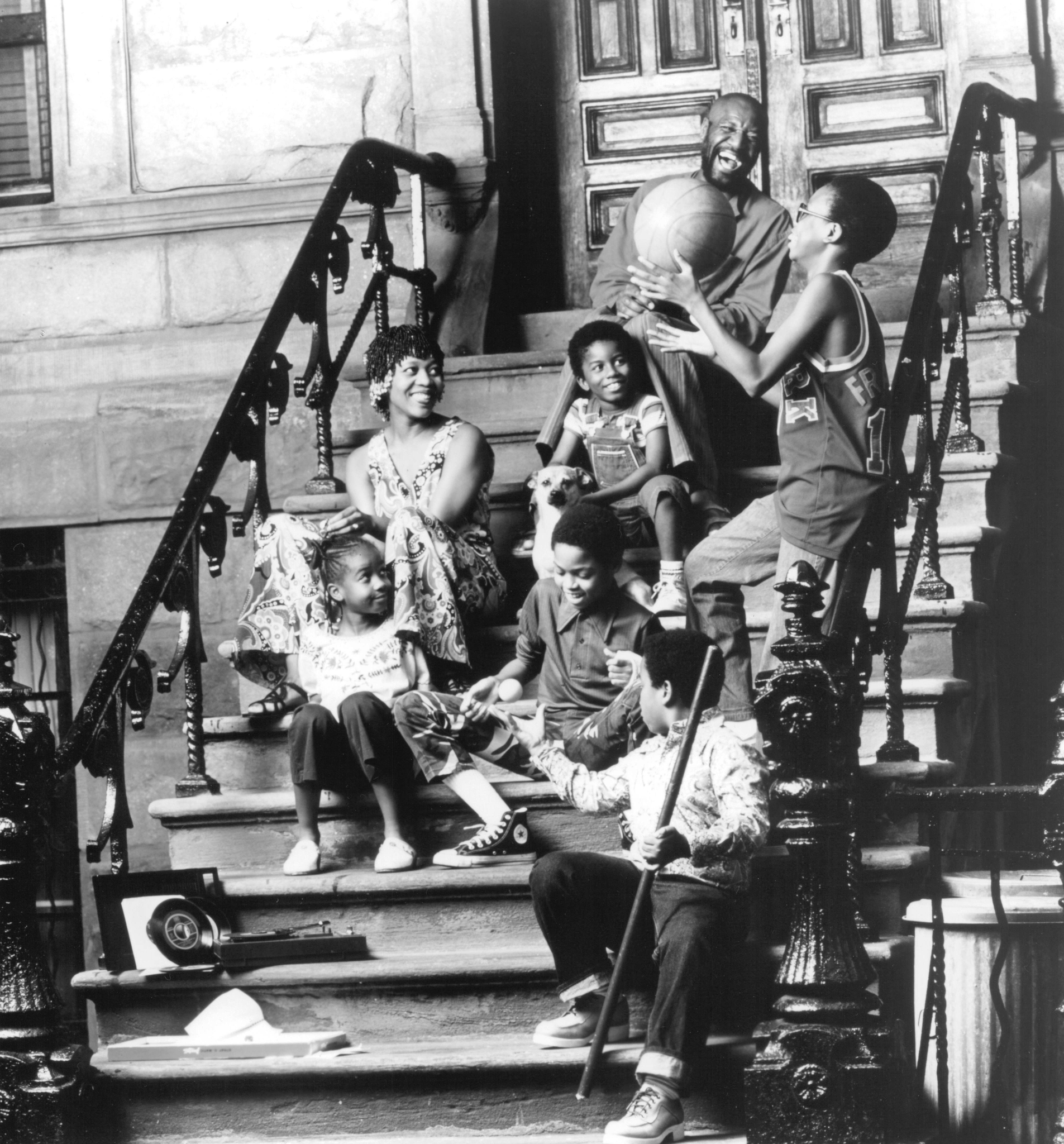 Still of Delroy Lindo, Alfre Woodard and Zelda Harris in Crooklyn (1994)