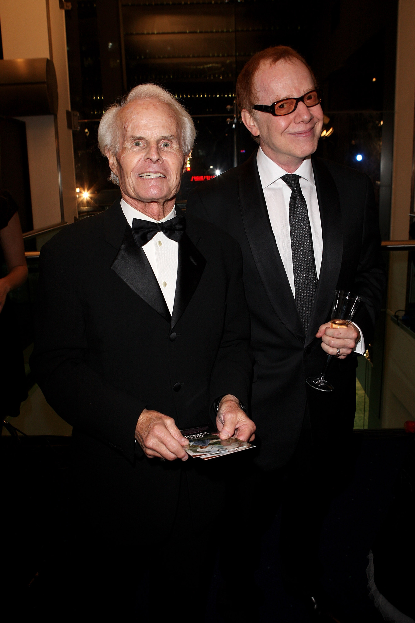 Danny Elfman and Richard D. Zanuck at event of Alisa stebuklu salyje (2010)