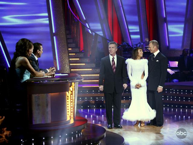 Still of Ian Ziering and Tom Bergeron in Dancing with the Stars (2005)