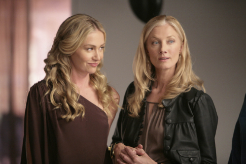 Still of Joely Richardson and Portia de Rossi in Grozio peilis (2003)