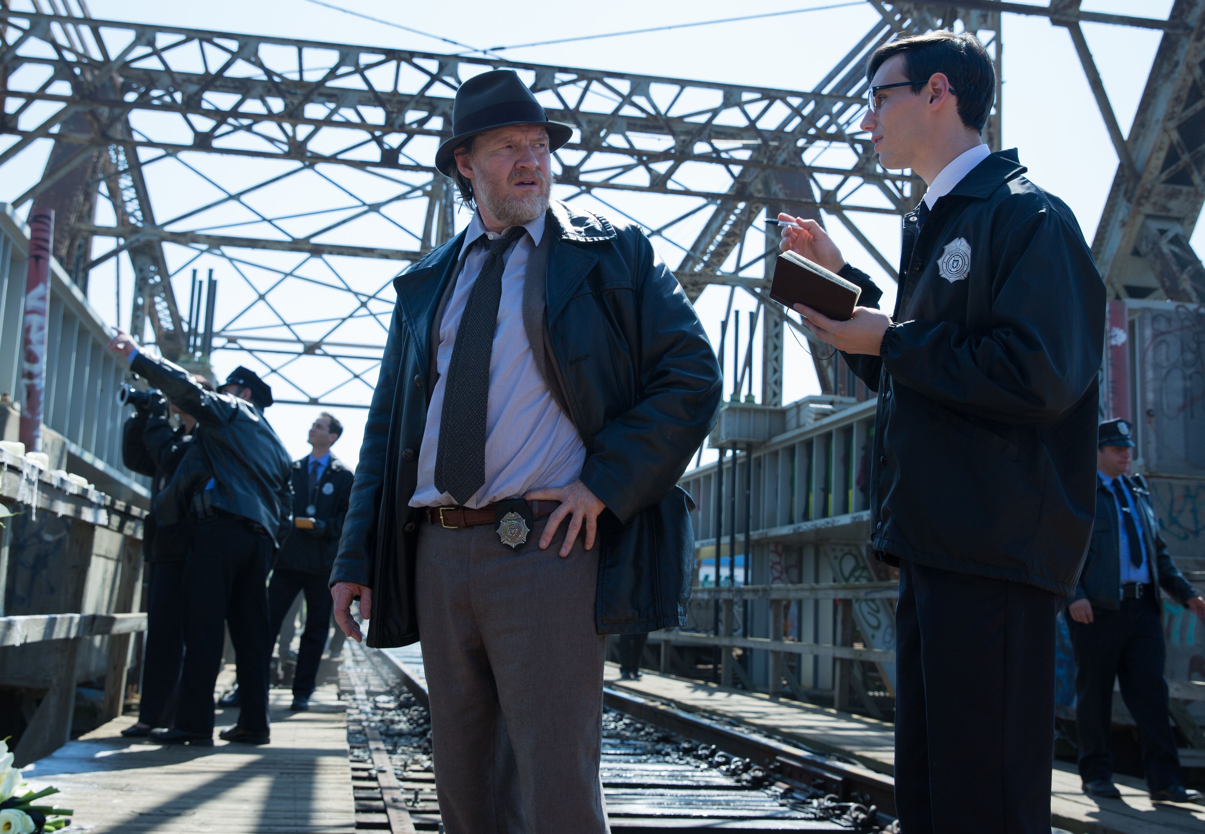 Still of Donal Logue and Cory Michael Smith in Gotham (2014)