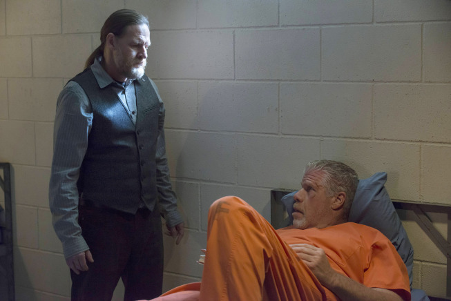 Still of Ron Perlman and Donal Logue in Sons of Anarchy (2008)