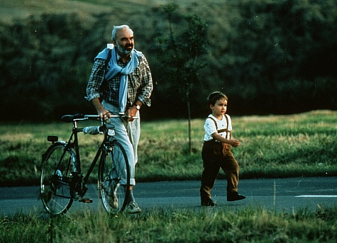 Still of Zdenek Sverák and Andrey Khalimon in Kolja (1996)