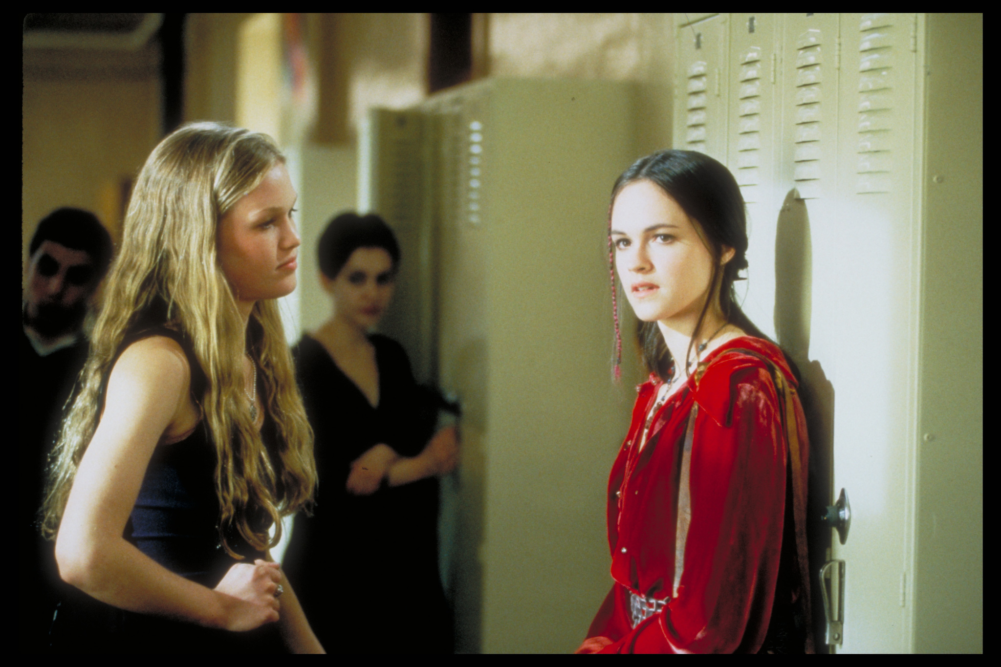 Still of Julia Stiles and Susan May Pratt in 10 Things I Hate About You (1999)