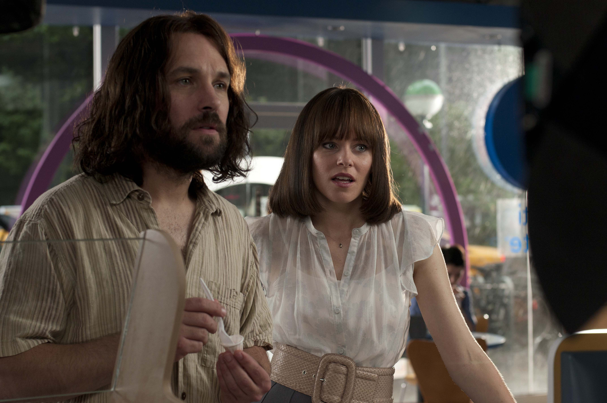 Still of Elizabeth Banks and Paul Rudd in Our Idiot Brother (2011)