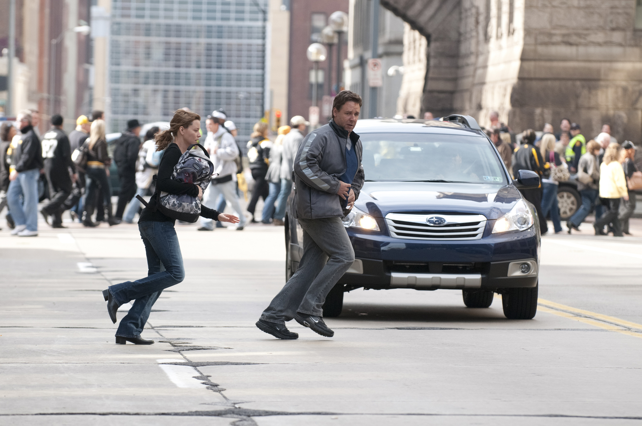 Still of Russell Crowe and Elizabeth Banks in Trys itemptos dienos (2010)