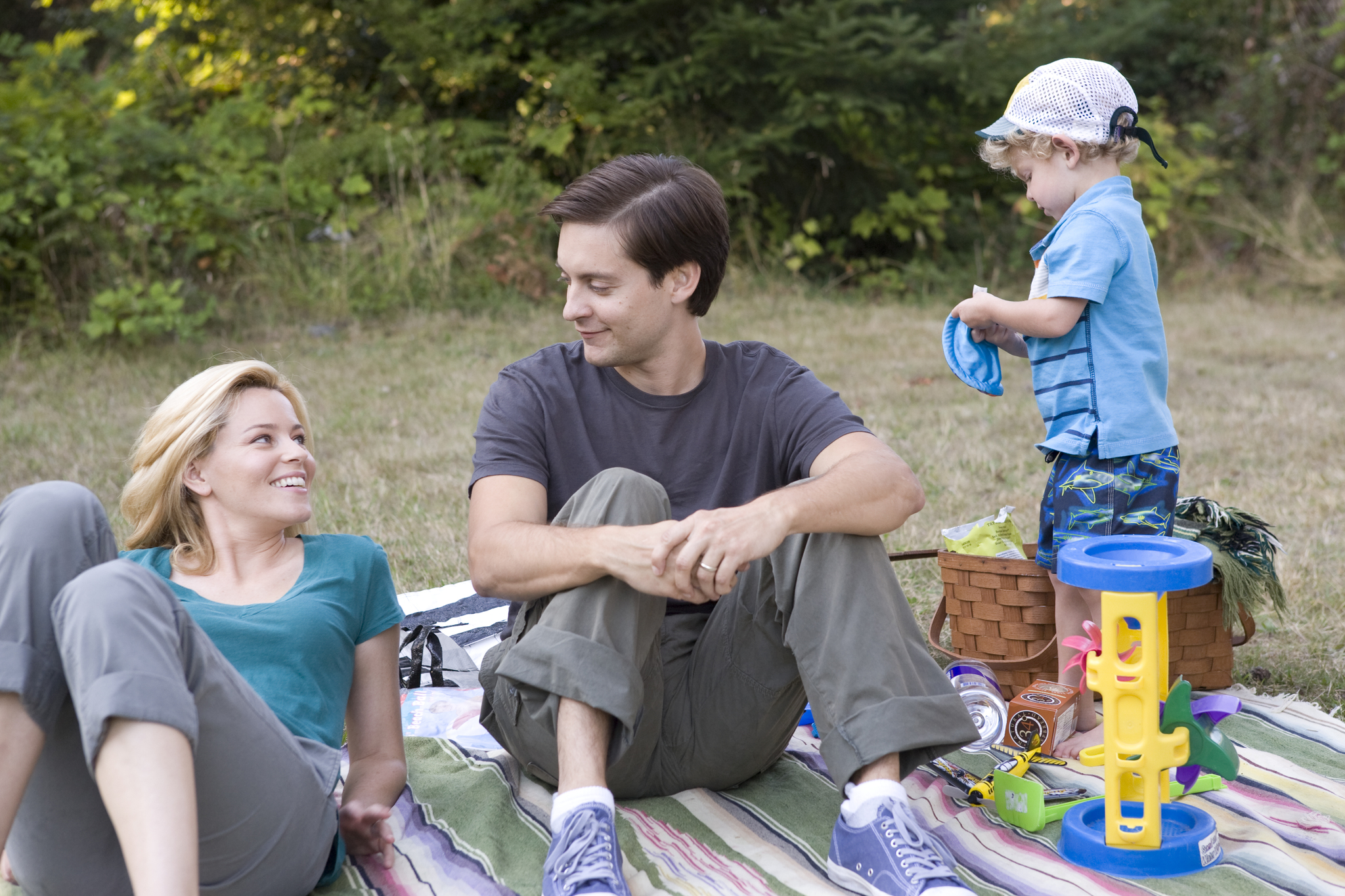 Still of Tobey Maguire and Elizabeth Banks in The Details (2011)