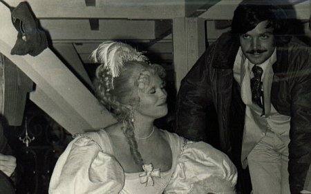 Faye Dunaway and Ilya Salkind on the set of THE THREE MUSKETEERS (1973).