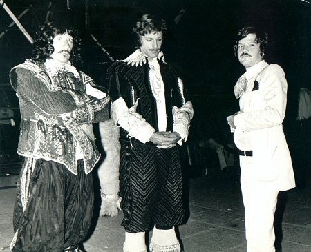 Frank Finlay, Richard Chamberlain, and Ilya Salkind on the set on THE THREE MUSKETEERS (1973)
