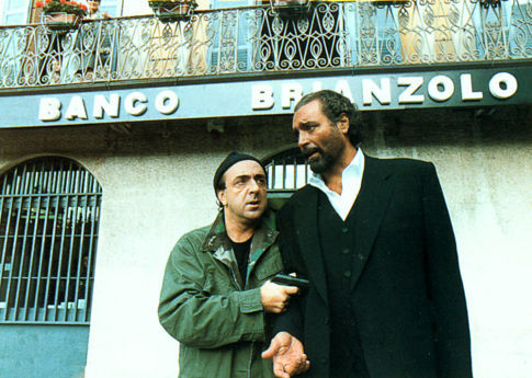 Still of Diego Abatantuono and Silvio Orlando in Figli di Annibale (1998)