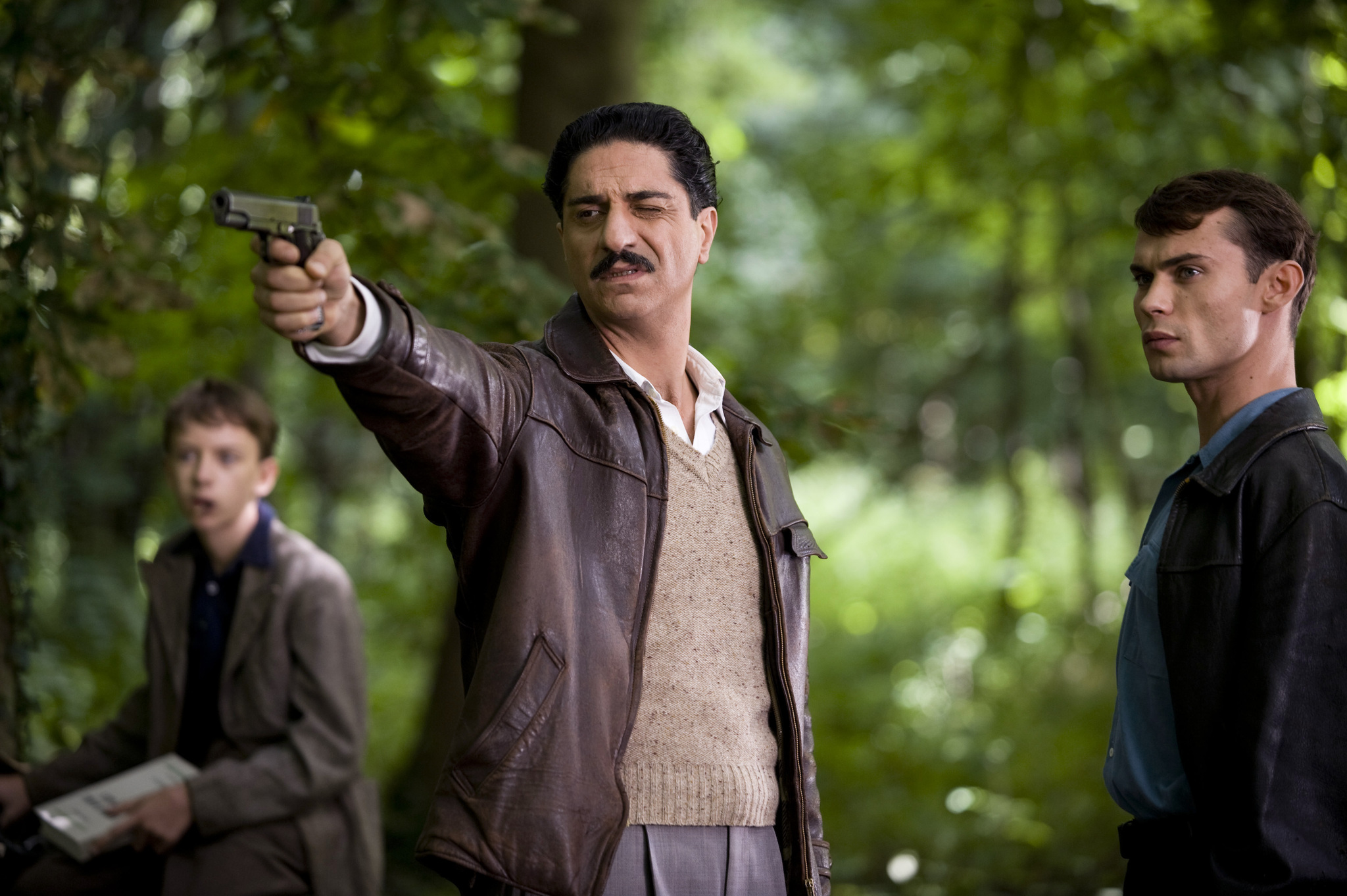 Still of Simon Abkarian and Robinson Stévenin in L'armée du crime (2009)