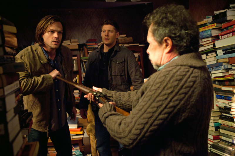 Still of Jensen Ackles, Curtis Armstrong and Jared Padalecki in Supernatural (2005)