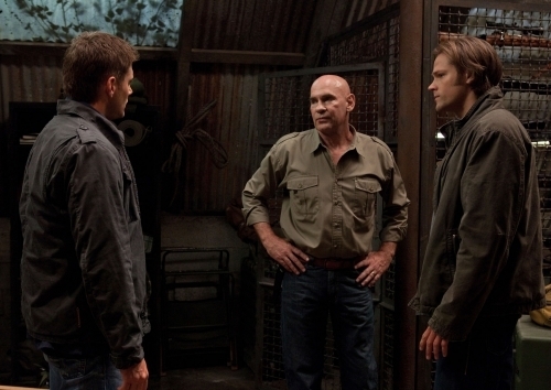 Still of Jensen Ackles, Jared Padalecki and Mitch Pileggi in Supernatural (2005)