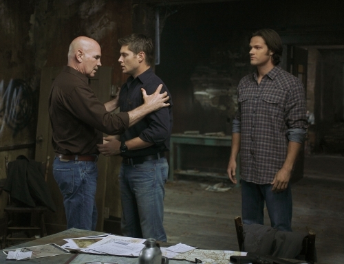 Still of Jensen Ackles, Jared Padalecki and Mitch Pileggi in Supernatural (2005)