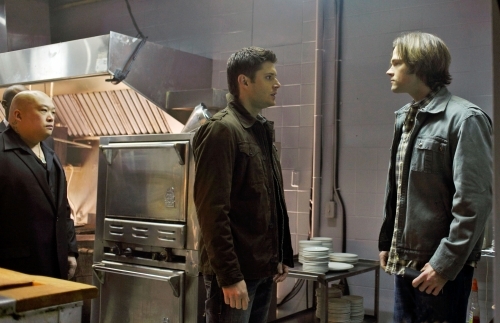 Still of Jensen Ackles, Jared Padalecki and King Lau in Supernatural (2005)