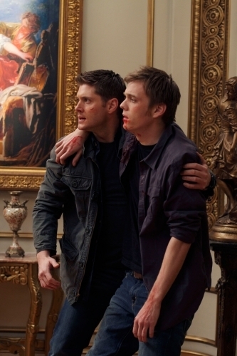 Still of Jensen Ackles and Jake Abel in Supernatural (2005)