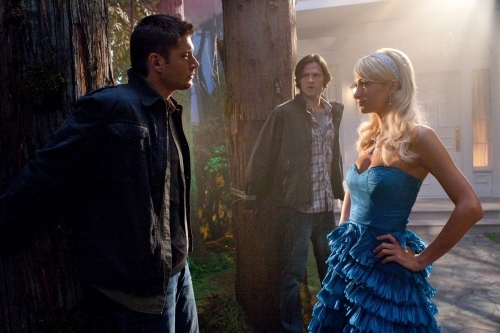 Still of Jensen Ackles, Paris Hilton and Jared Padalecki in Supernatural (2005)