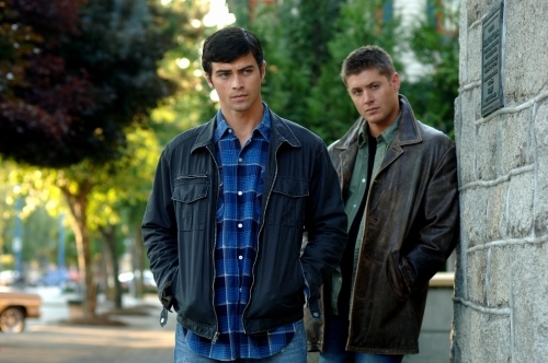 Still of Jensen Ackles and Matt Cohen in Supernatural (2005)