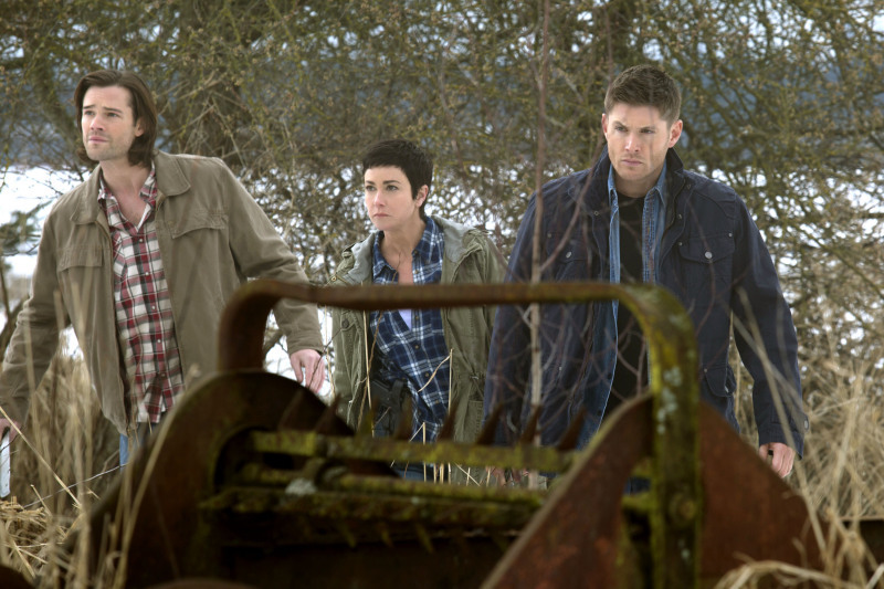 Still of Jensen Ackles, Jared Padalecki and Kim Rhodes in Supernatural (2005)