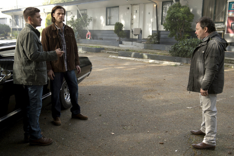 Still of Jensen Ackles, Curtis Armstrong and Jared Padalecki in Supernatural (2005)