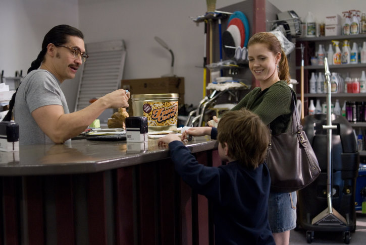 Still of Clifton Collins Jr. and Amy Adams in Sunshine Cleaning (2008)
