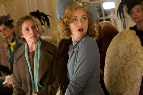 Still of Frances McDormand and Amy Adams in Miss Pettigrew Lives for a Day (2008)