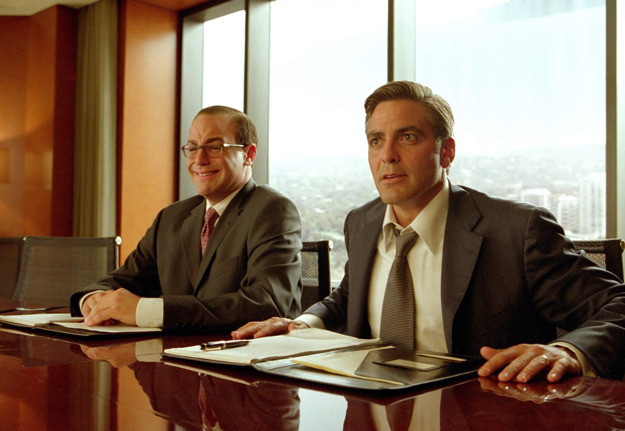Still of George Clooney and Paul Adelstein in Nepakenciamas ziaurumas (2003)