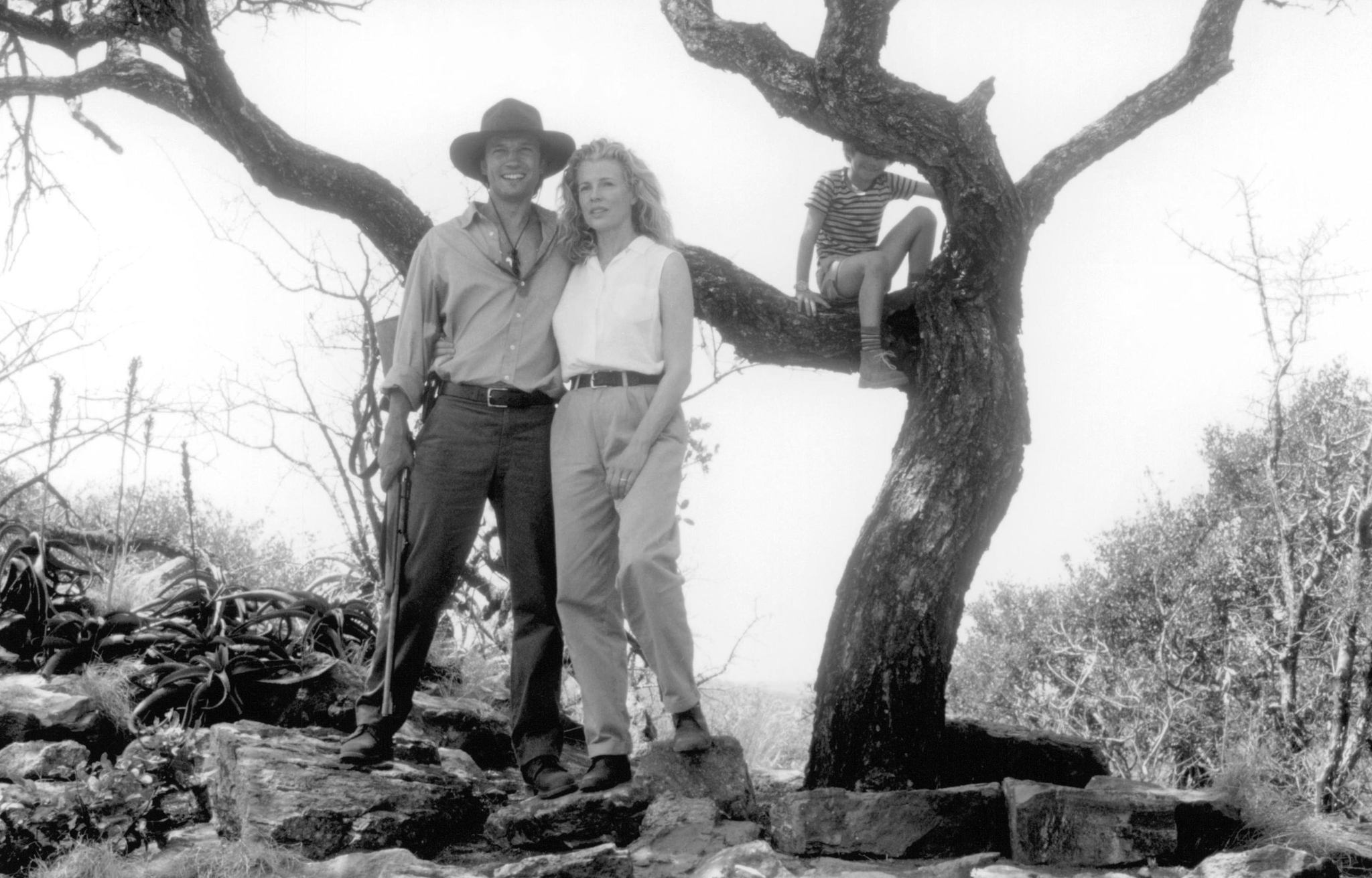 Still of Kim Basinger, Vincent Perez and Liam Aiken in I Dreamed of Africa (2000)
