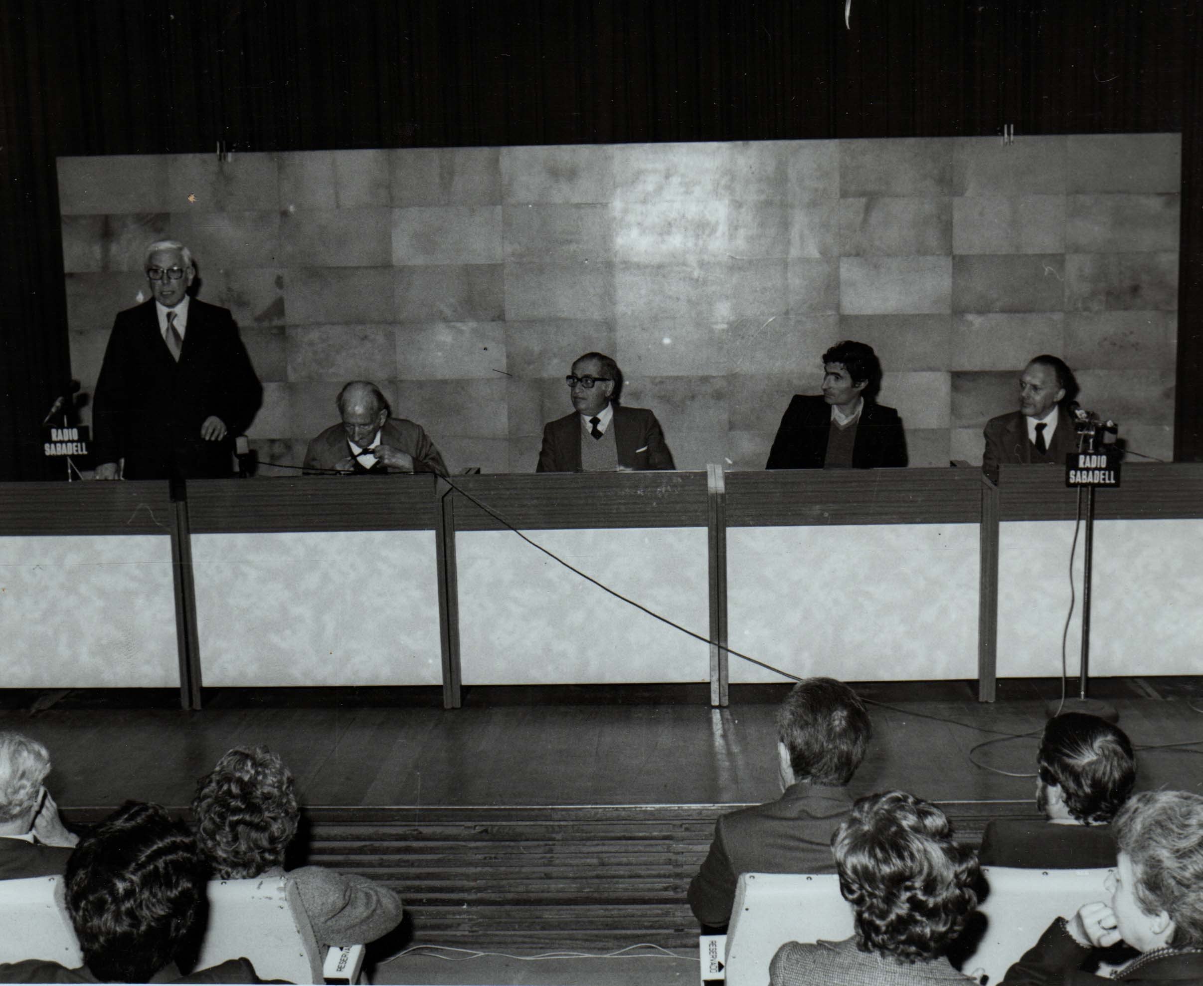 Obertura de lexposició del Llegat Pau Vila, de colleccions dart popular. Lloc: Auditori de lObra Cultural de la Caixa dEstalvis de Sabadell. Data: 21 dabril de 1979.