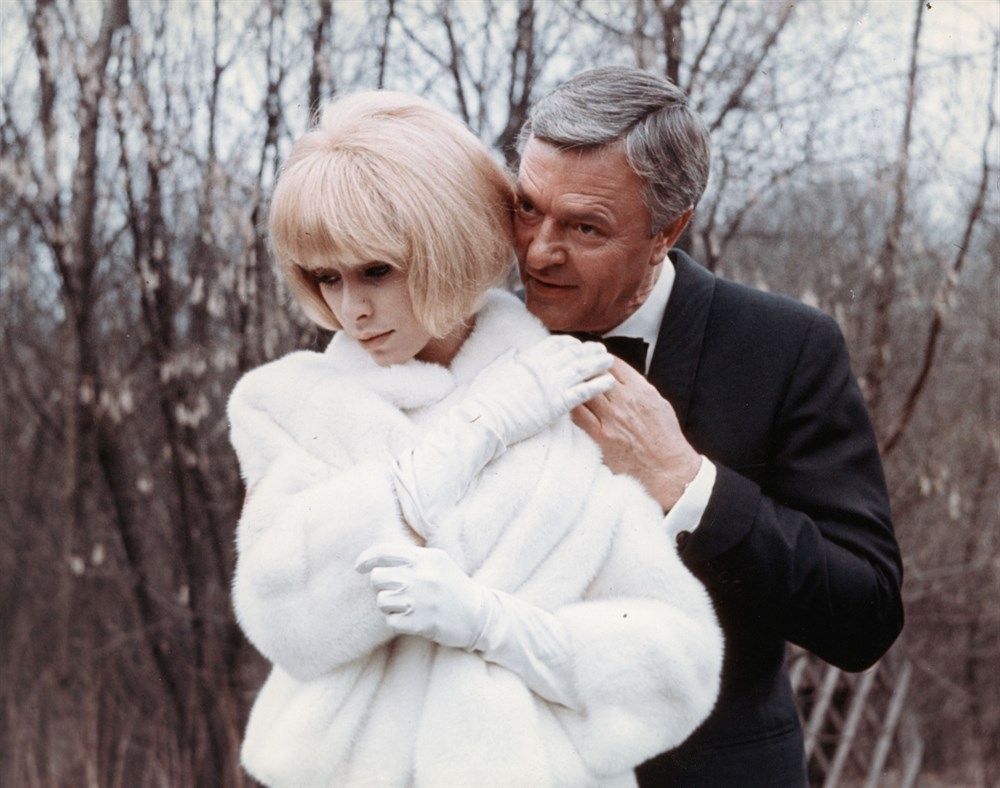 Still of Mireille Darc and Peter Van in À belles dents (1966)