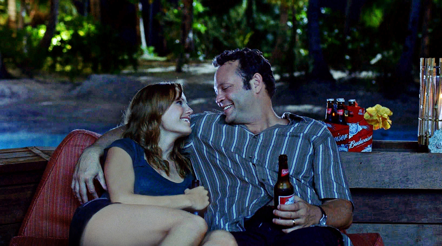 Still of Vince Vaughn and Malin Akerman in Couples Retreat (2009)