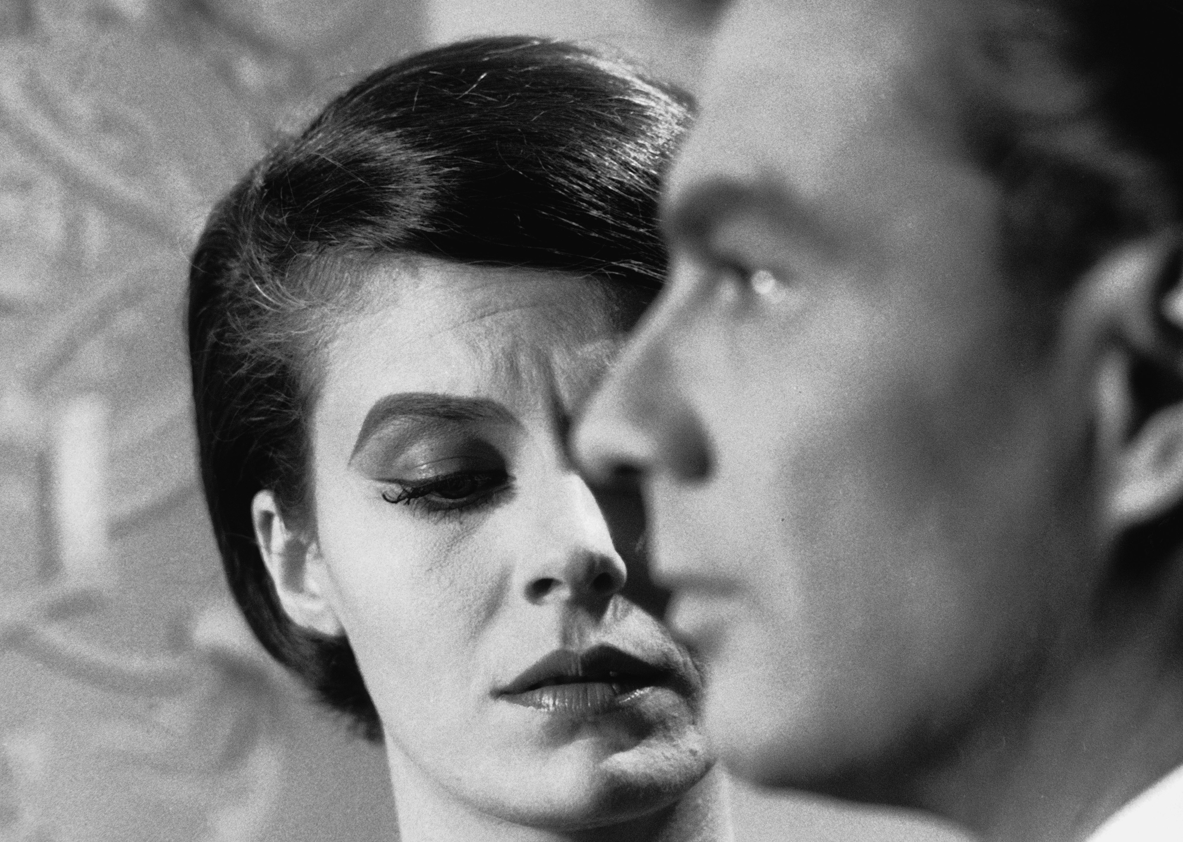 Still of Giorgio Albertazzi and Delphine Seyrig in L'année dernière à Marienbad (1961)