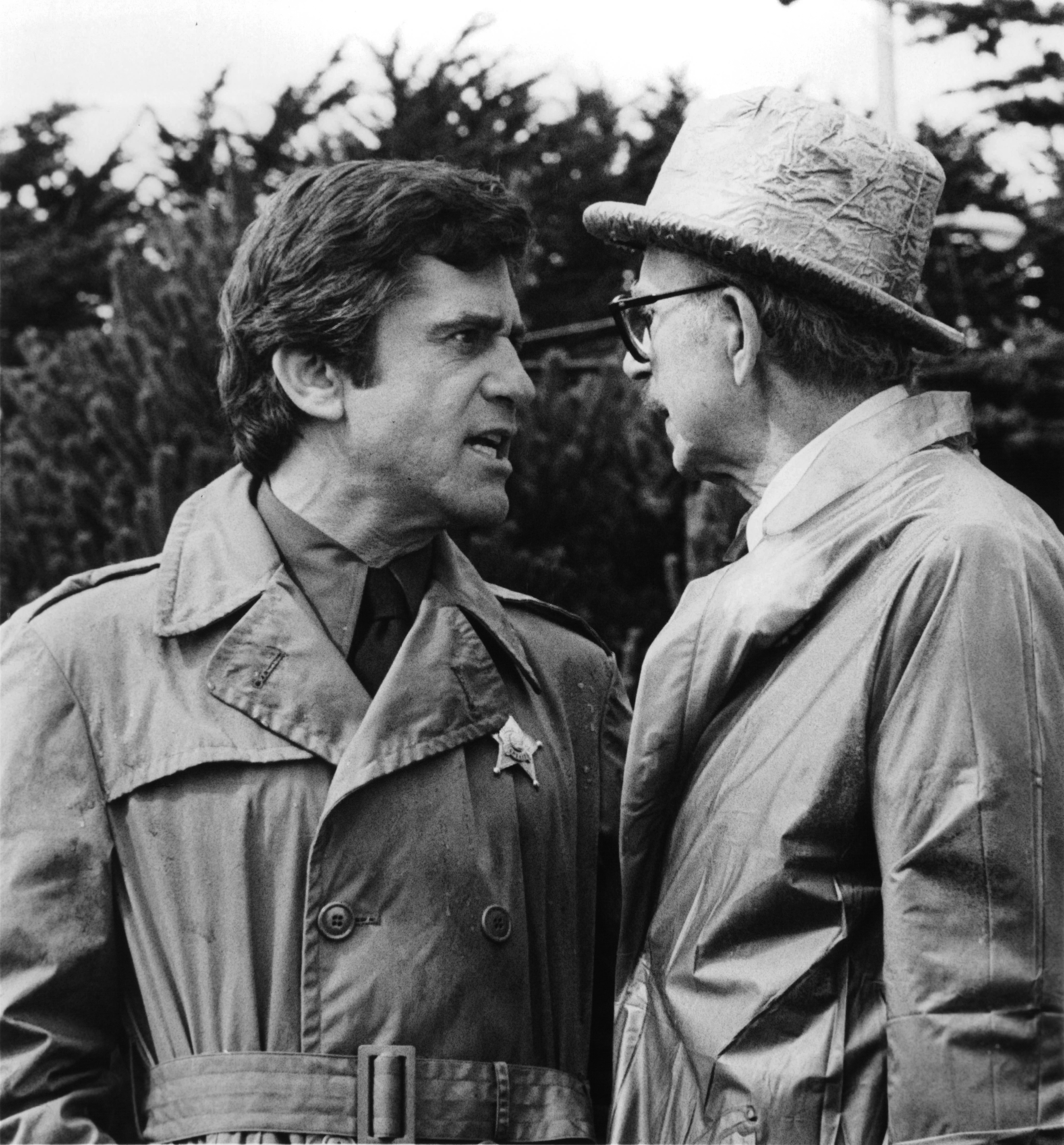 Still of Jack Albertson and James Farentino in Dead & Buried (1981)