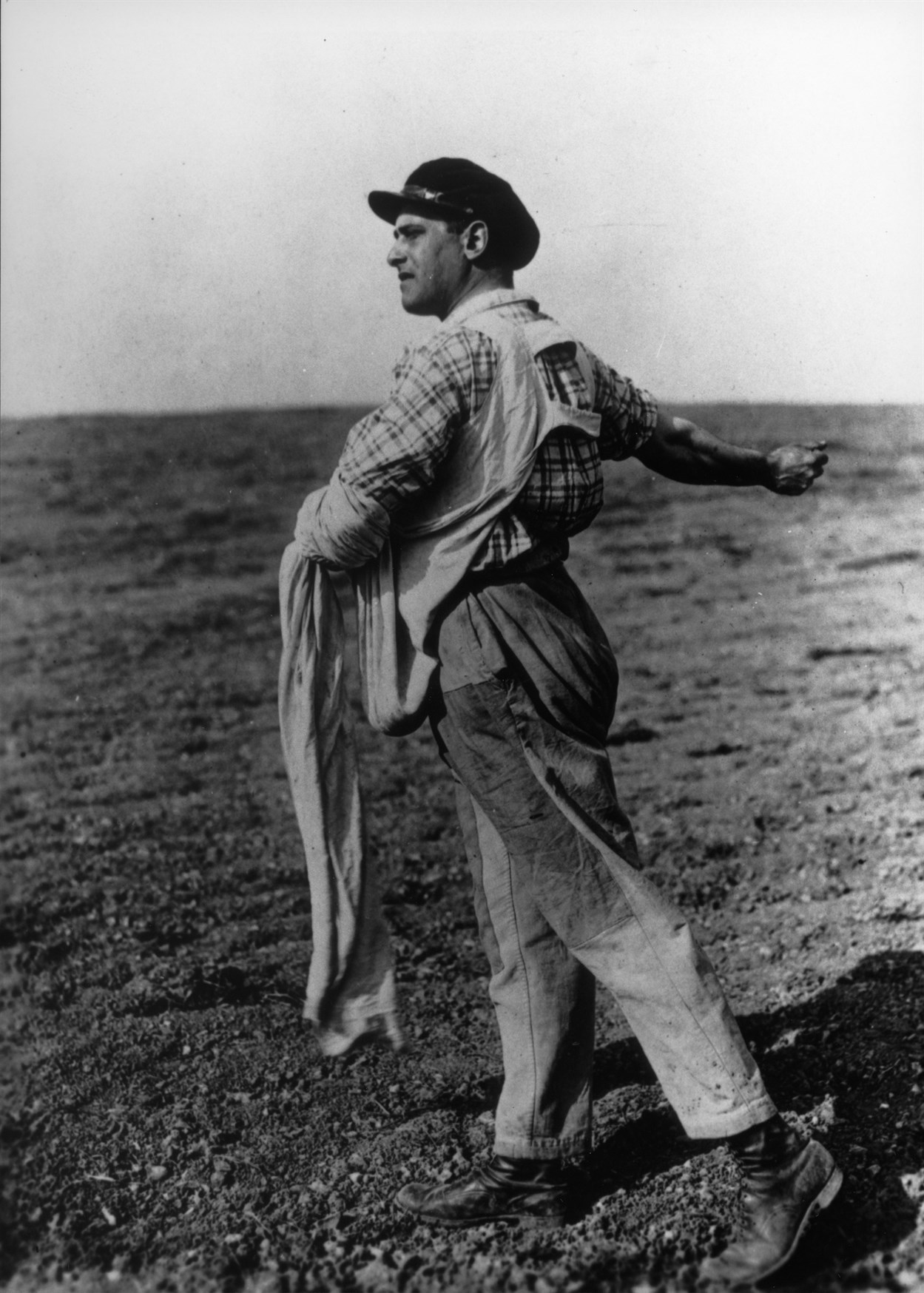 Still of René Alexandre in La terre (1921)
