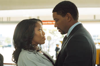 Still of Regina King and Laz Alonso in This Christmas (2007)